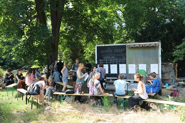Gärtnern verbindet – Ein Gespräch beim Apfelmosten über das Projekt »Gärten als Orte für Geflüchtete«